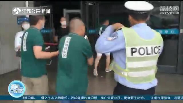 男子手指被机器绞断，民警护送就医：路上只用了不到10分钟