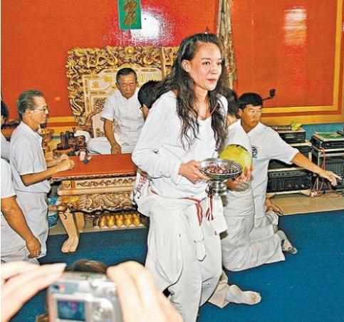 周钦南：自称白龙王“转世”，据说半个娱乐圈都是他徒弟