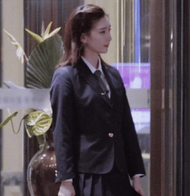 江疏影"高中照"被疯传，穿JK制服逛街，这腿是被上帝吻过吗？