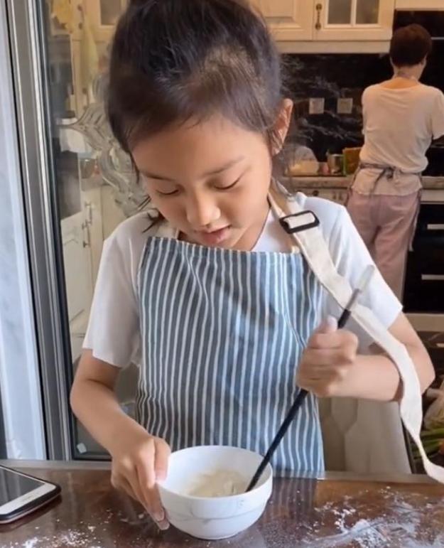 李小璐单身生活美滋滋，住豪宅还不够，请3个保