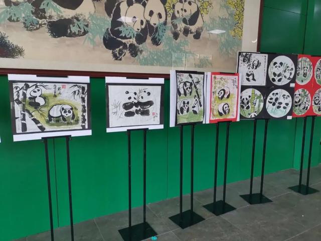 临沂动植物园为大熊猫融融和银柯举办生日会