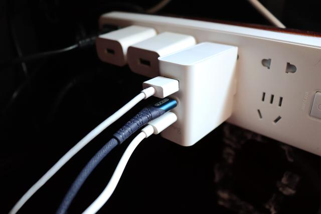 出差旅行中一个就够了-Omthing 65W氮化镓充电器