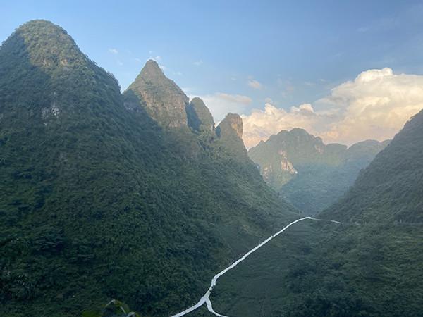 90后贫困夫妻12年生9娃：生完十个不生了，要供娃