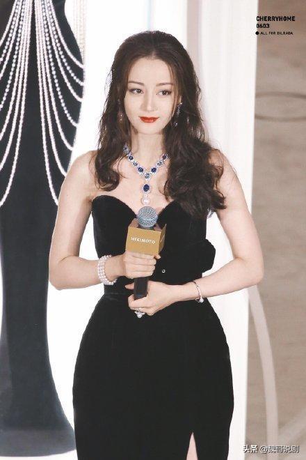 迪丽热巴出席活动，黑色深V抹胸长裙御姐范十足