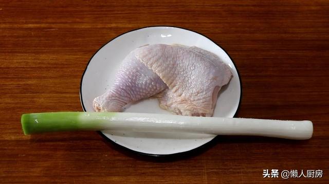 不用油炸不用烤，这是日式鸡肉串的做法，配上大葱一起吃，太香了