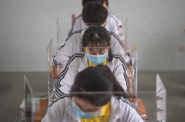 欧洲多地陆续解封，学校开学要怎么开？欧洲各地想参考北京和杭州