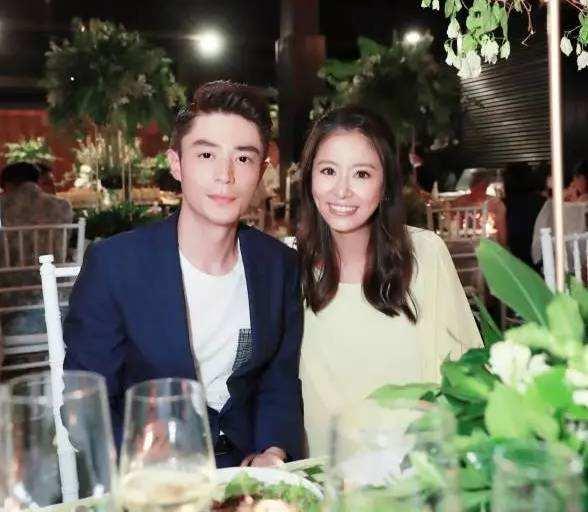 霍建华林心如一家逛街，霍建华独自走在前面，