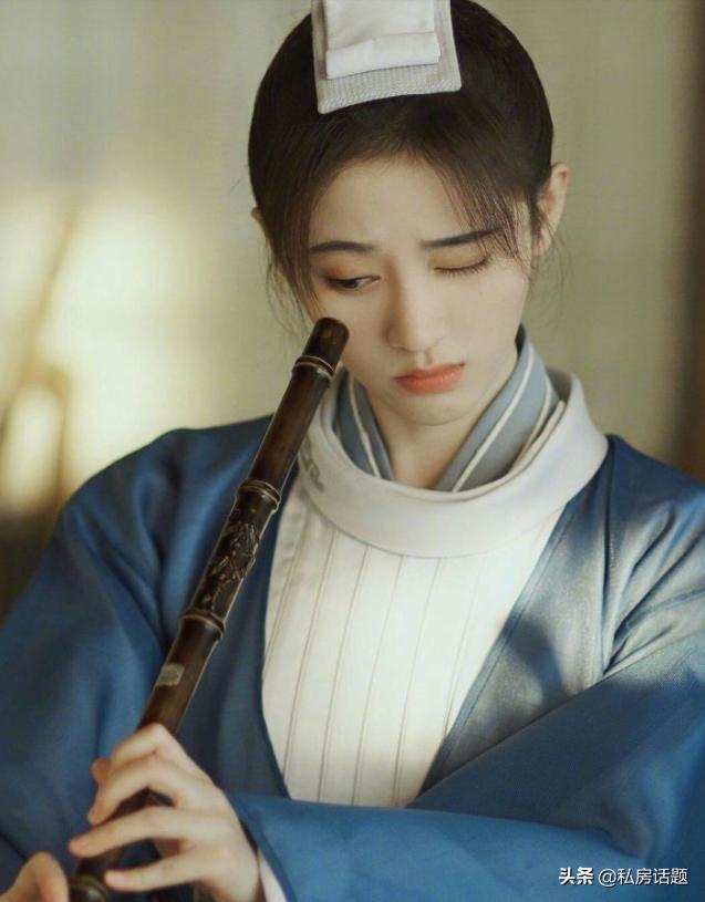 杨超越和鞠婧祎，一个初恋脸，一个高冷脸，你喜欢哪一个