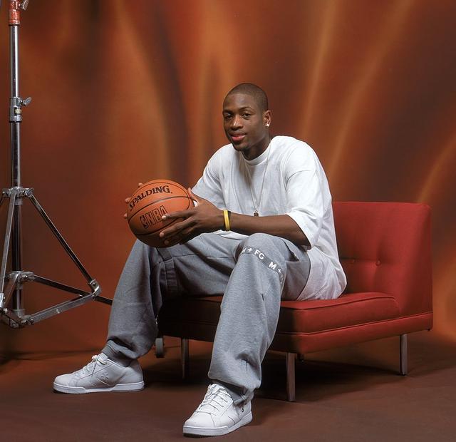 詹姆斯秒變1米5！ 2005年NBA全明星定妝照，越看越想笑...
