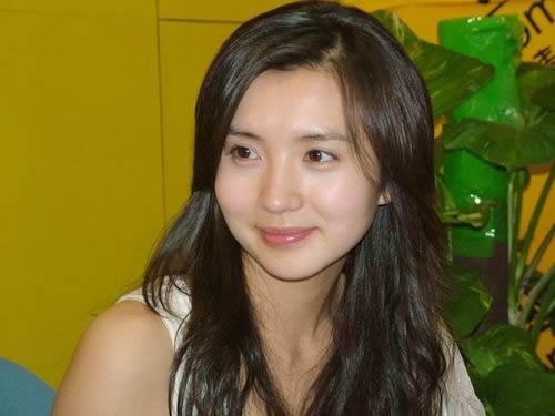 当年大火的万人迷陈好，为爱隐退娱乐圈，如今