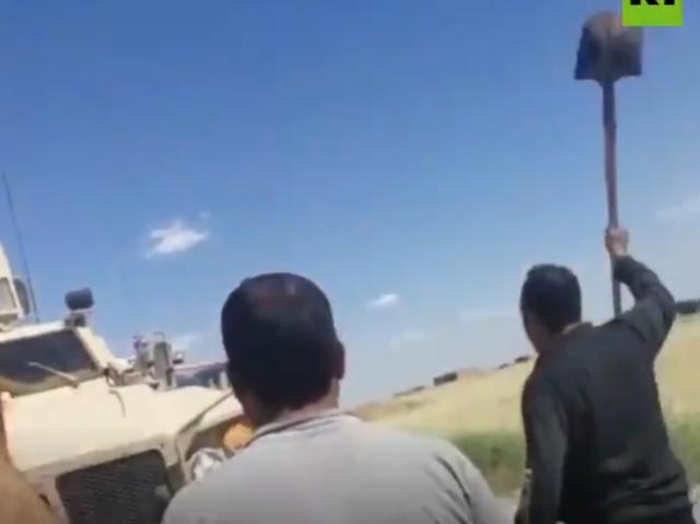 美国大兵成丧家犬！叙利亚民众堵截美军车队，