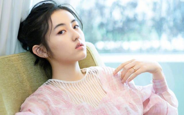 张子枫有多火？戴着口罩只想安静的逛街，却被知名综艺追着拍