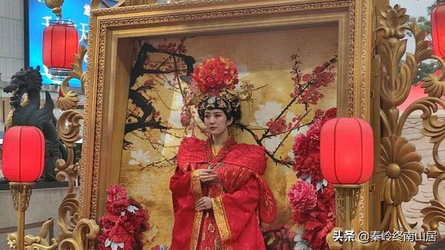 西安第一网红景区，傍晚就已游客爆满，美女和汉服小姐姐好多啊