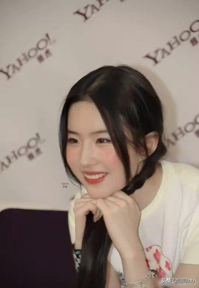 刘亦菲18岁旧照曝光，扎麻花辫着卡通短T粉嫩可爱，这谁受得了
