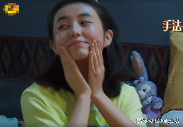 张子枫仗着19岁已成年就任性，挑战女团妆，一露