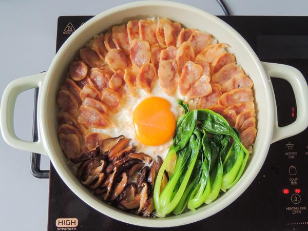 香肠煲仔饭很多人吃过不会做，教你简单做法，色泽金黄，香而不腻