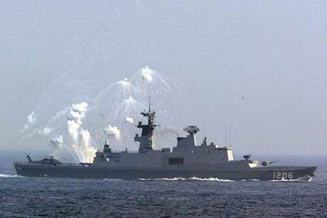 一个派军舰“串门”，一个对台军售，美法合起