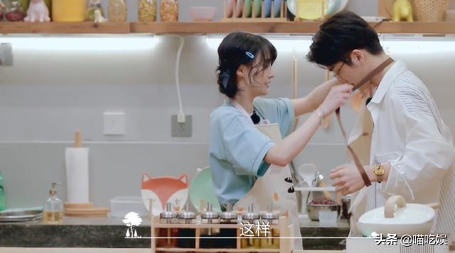 郑爽帮张新成系围裙，谁注意张新成的下意识反应？真把自己当外人