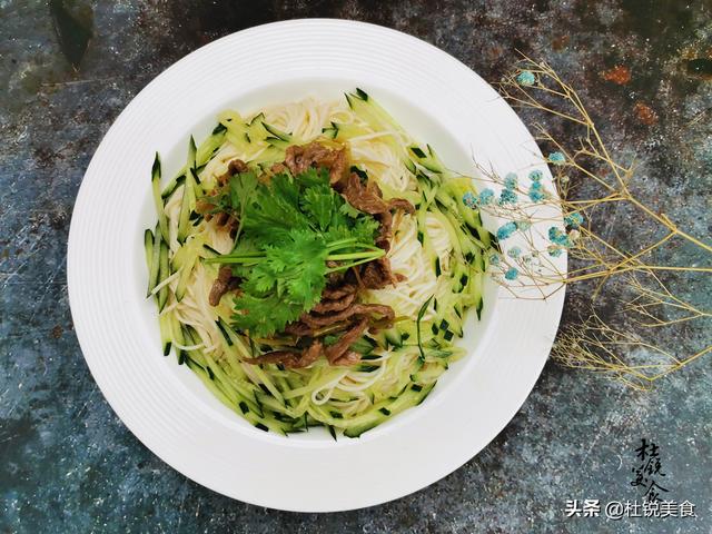 家常肉丝凉面，入伏凉面首选，记忆中的儿时味道，满满的烟火气