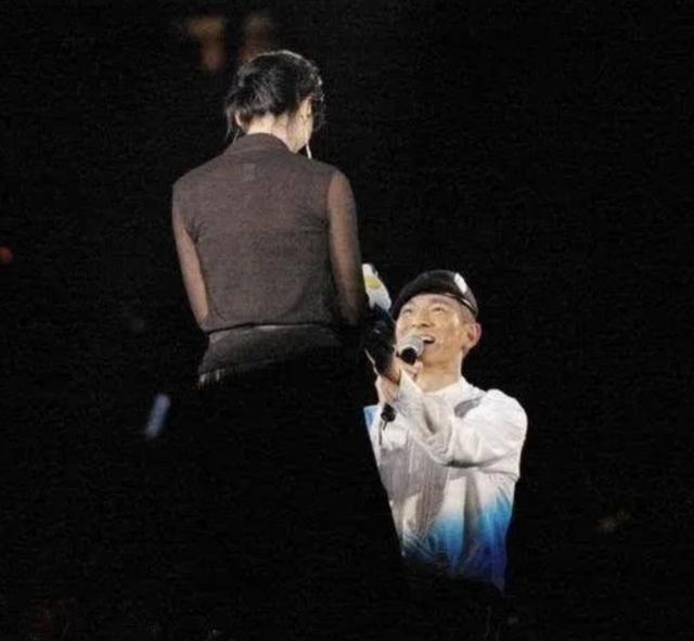 四大天王搭戏，刘德华下跪“求婚”，巅峰隐退