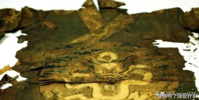 古墓地宫挖出“龙袍”，被丢弃库房30年后，国宝变成“稻草”