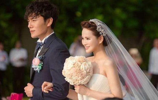 2015年，伊能静和小10岁秦昊结婚，公公婚礼上一