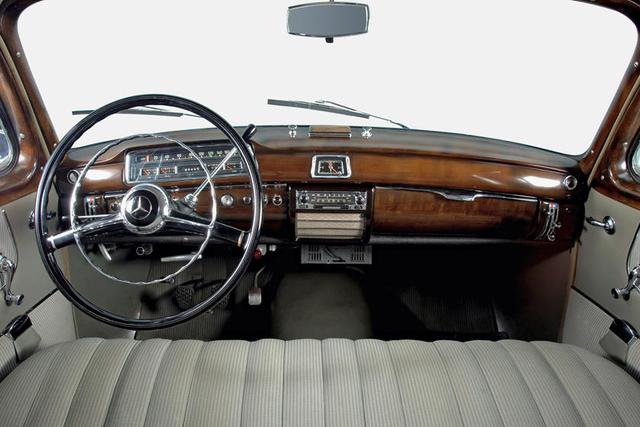 最新奔驰E级的电容式方向盘及各时代奔驰汽车内饰的发展变化