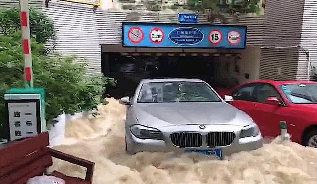 这可能是广州最倔强宝马车，车库门口被暴雨淹