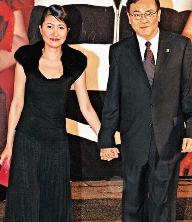 与妻子相约丁克18年，香港名导尔冬升为何一转身就和女友生孩？