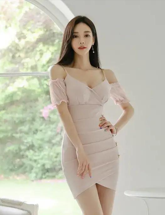 柔桡轻曼，妩媚纤弱