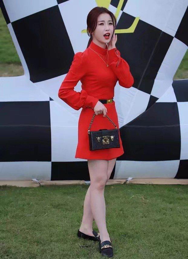 回应|吴亦凡回应背玩偶走秀太累帅气中又有点好笑被挟持了你就眨眨眼