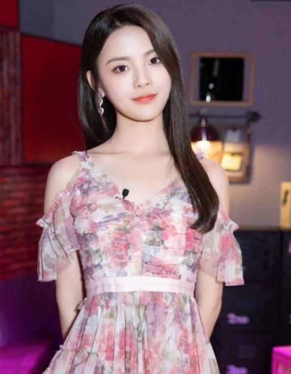 “火箭少女”解散，杨超越一哭爆红全国，母校