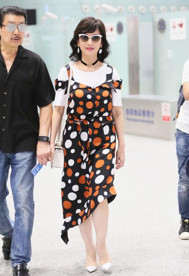 赵雅芝这么大岁数还穿的像个孩子，与老公撒陈年狗粮，真享福