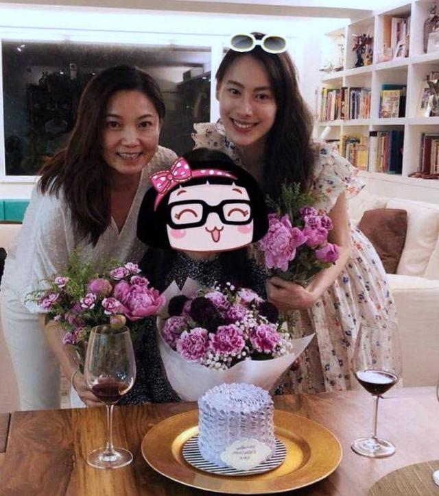 梁洛施32岁生日变美了，仨儿子做蛋糕为她庆祝，