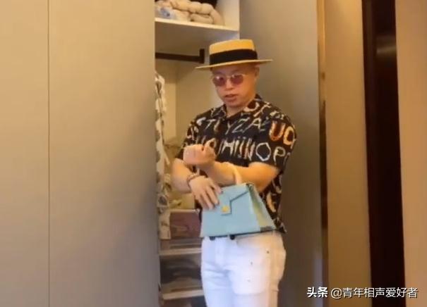 没文化吃大亏！德云社烧饼晒妻子的包，衣服上的英文让他出了丑