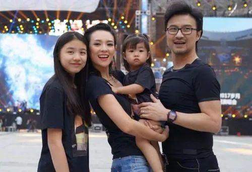汪峰探班章子怡，女儿醒醒撞脸小苹果，一家三口同框超幸福