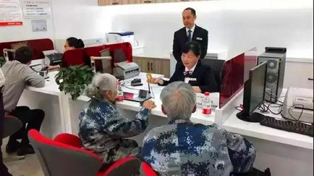 八旬老人转账300万，引起银行警觉，报警后揭开老人惊人身份