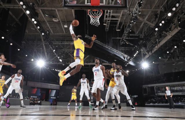 詹姆斯關鍵補籃准絕殺，一眉轟34+8，PG錯失關鍵三分，湖人險勝快艇！（影）-黑特籃球-NBA新聞影音圖片分享社區