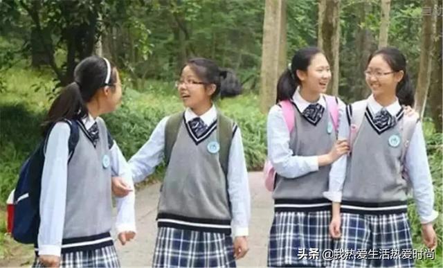 为什么“贵族学校”女生校服是裙子，普通学校是裤子？原因很现实