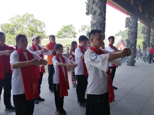 高三学子们纷纷到南宁孔庙，祭拜孔子，祈福金榜题名