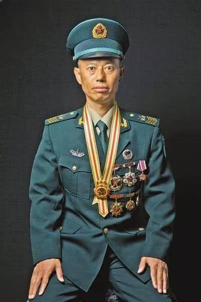 51岁传奇“导弹兵王”退役，部队一级军士长比将