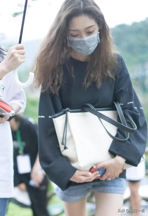 硬糖少女希林综艺生图：戴墨镜御姐范儿十足，