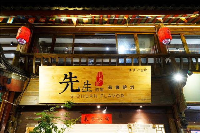  云南有个建于南宋时期的古镇，海拔2400米，一到春天就美如童话