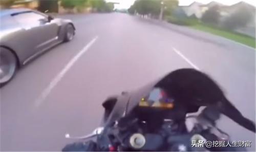 日产GTR偶遇重机，双方红绿灯同时起步