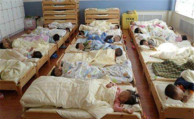 为什么孩子在幼儿园睡觉时，老师让他们“头脚相对”？有3点好处