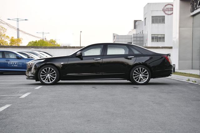 凯迪拉克的旗舰豪车，与S级近乎一样大，配置奢