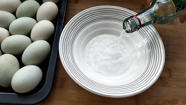 咸鸭蛋这样腌制，个个流油，又香又沙，做蛋黄酥和蛋黄月饼必备