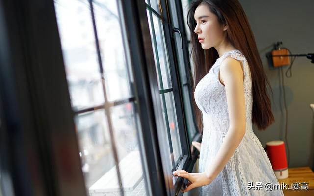 摄影:美女昏昏沉沉的,似乎还没睡醒