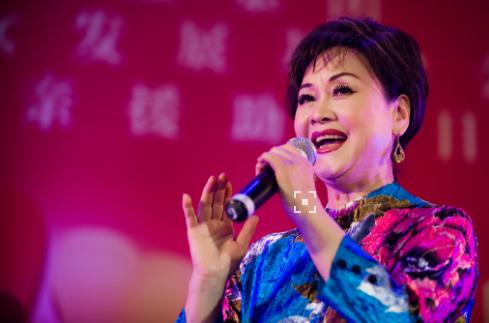 她是国家一级演员也是李谷一女儿，25次登央视春