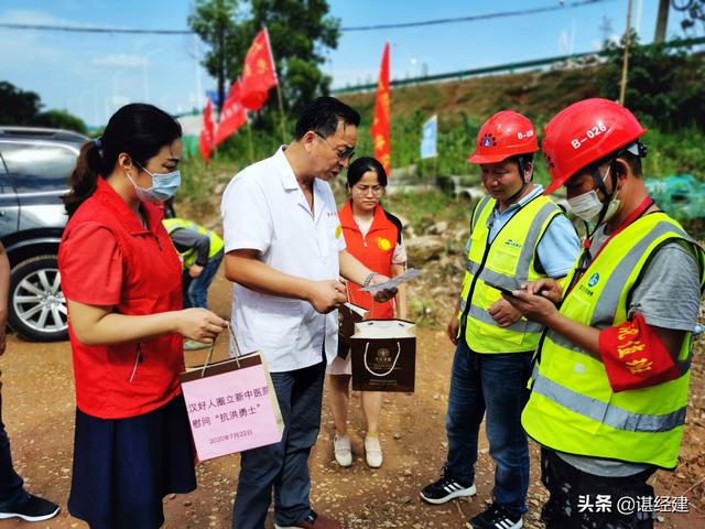 武汉好人圈志愿服务协会慰问「武汉抗洪勇士」，沿江堤闸口送温暖